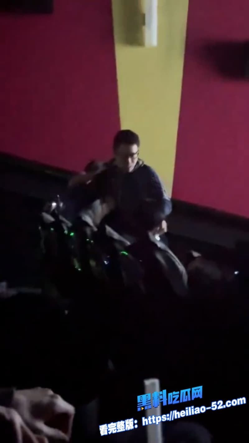 上海环球城影院里看飞驰人生3本来图个热闹结果没想到直接上演现实版捉奸大戏 5