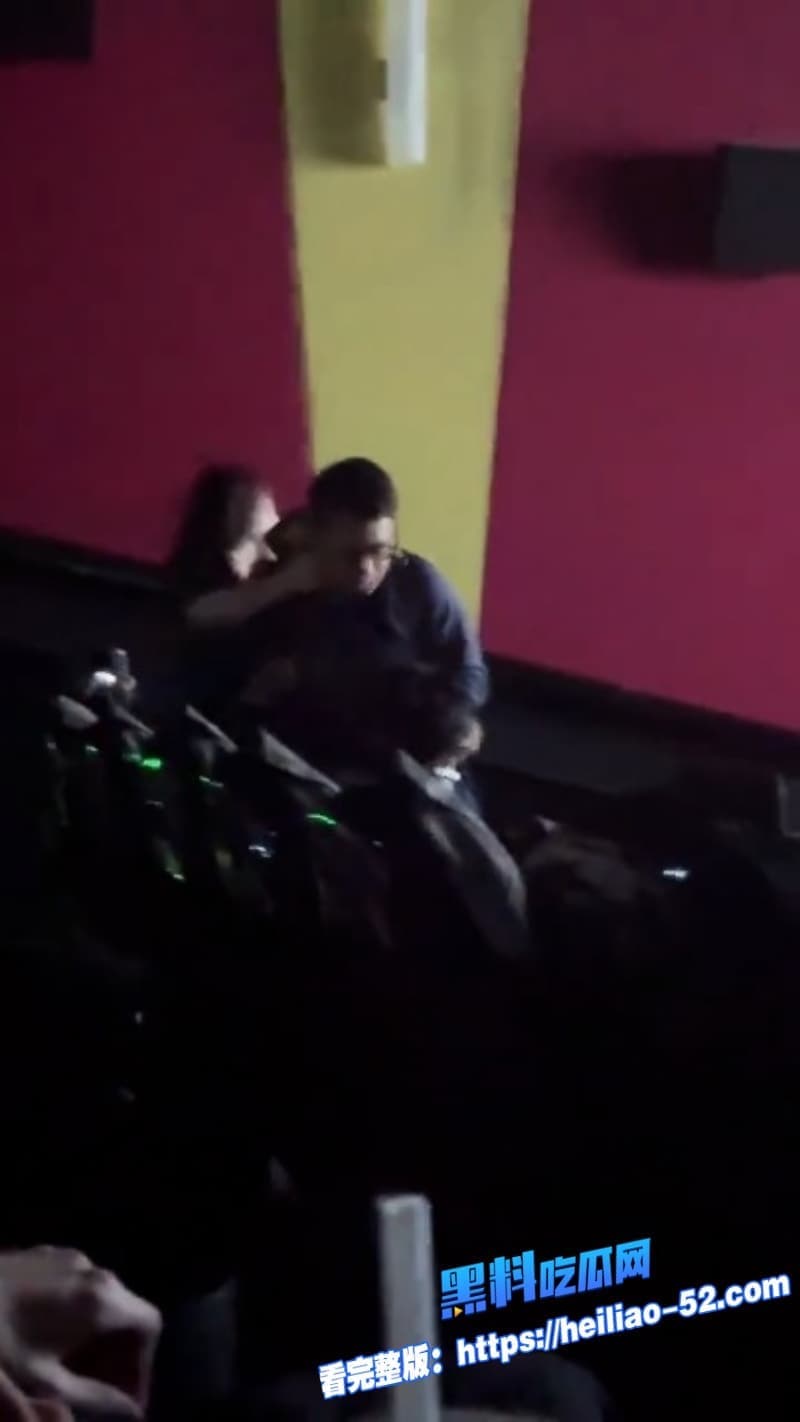 上海环球城影院里看飞驰人生3本来图个热闹结果没想到直接上演现实版捉奸大戏 6