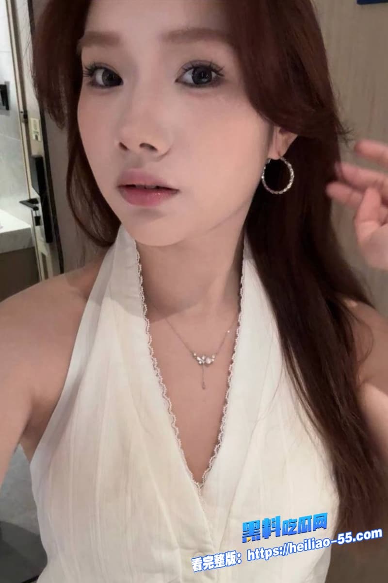 海角姐弟乱伦弟弟趁黑丝姐姐睡着直接扣穴玩弄醒了之后被巨屌爆操到高潮不止2 海角姐弟乱伦弟弟趁黑丝姐姐睡着直接扣穴玩弄醒了之后被巨屌爆操到高潮不止2