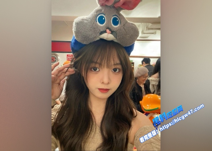 福州龙华职业学院李菲婷可爱型美女欠网贷无奈肉偿还拉上闺蜜和老板一块3P双飞 图1WH700x500px 福州龙华职业学院李菲婷可爱型美女欠网贷无奈肉偿还拉上闺蜜和老板一块3P双飞 图1WH700x500px