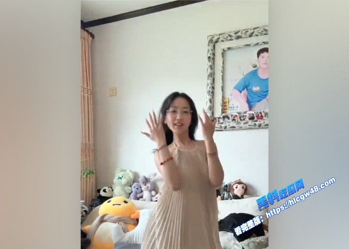 抖音27万粉温柔馨馨6不雅约炮视频流出天上飞机最高地下眼镜最骚眼镜妹果然名不虚传 图3WH700x500px