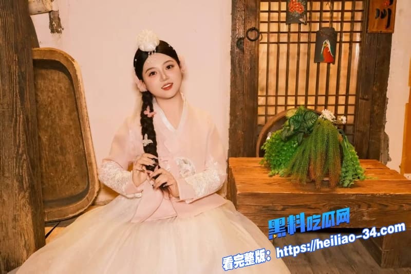 推特在校女神洛洛幻想屋黑丝露背短裙勾引外卖员骚浪开门直接求操湿漉漉骚逼超刺激 4