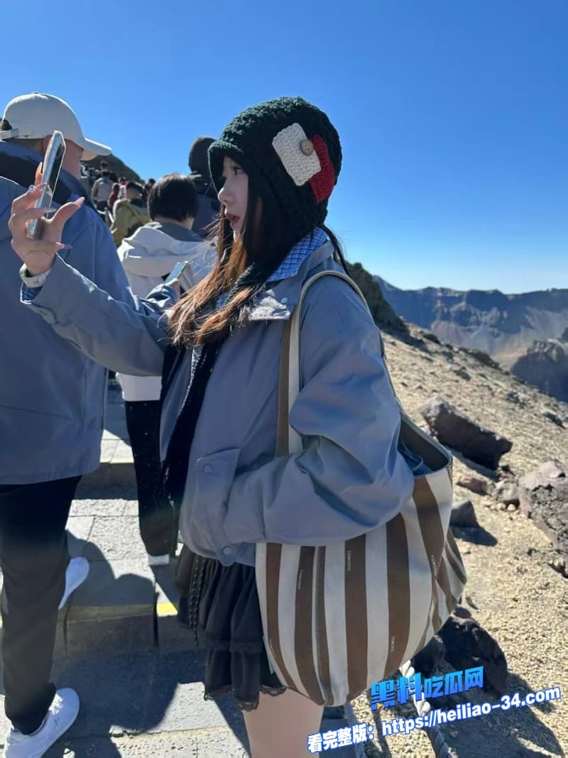 推特在校女神洛洛幻想屋黑丝露背短裙勾引外卖员骚浪开门直接求操湿漉漉骚逼超刺激 5