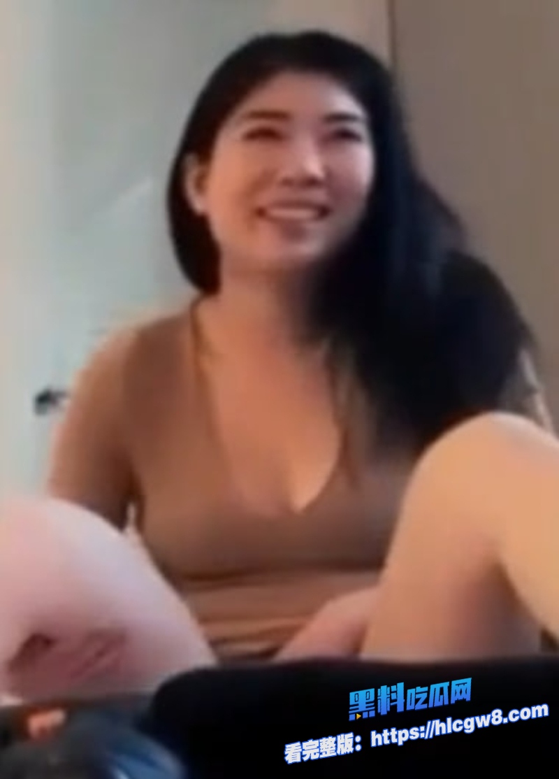 牢A直播封神作出国陪读妈妈淫乱视频流出这些少妇在国外是真丢脸啊20