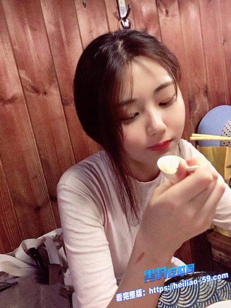 清纯女大学生何荟荟被金主玩弄曝光肥臀馒头逼反差炸裂1 清纯女大学生何荟荟被金主玩弄曝光肥臀馒头逼反差炸裂1