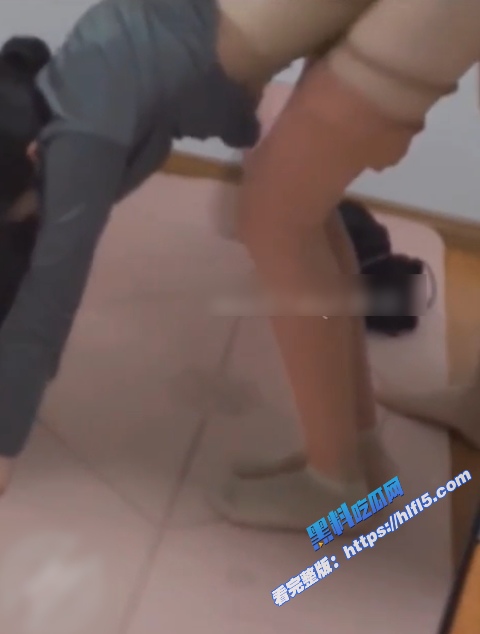 真实姐弟乱伦！趁姥姥姥爷出去散步 我在家后入爆操 内射练瑜伽的姐姐！5