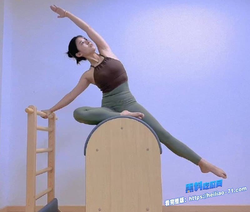 极品瑜伽老师课上性瘾突然发作回家黑丝开档勾引男友无套猛干浪叫超骚3 极品瑜伽老师课上性瘾突然发作回家黑丝开档勾引男友无套猛干浪叫超骚3
