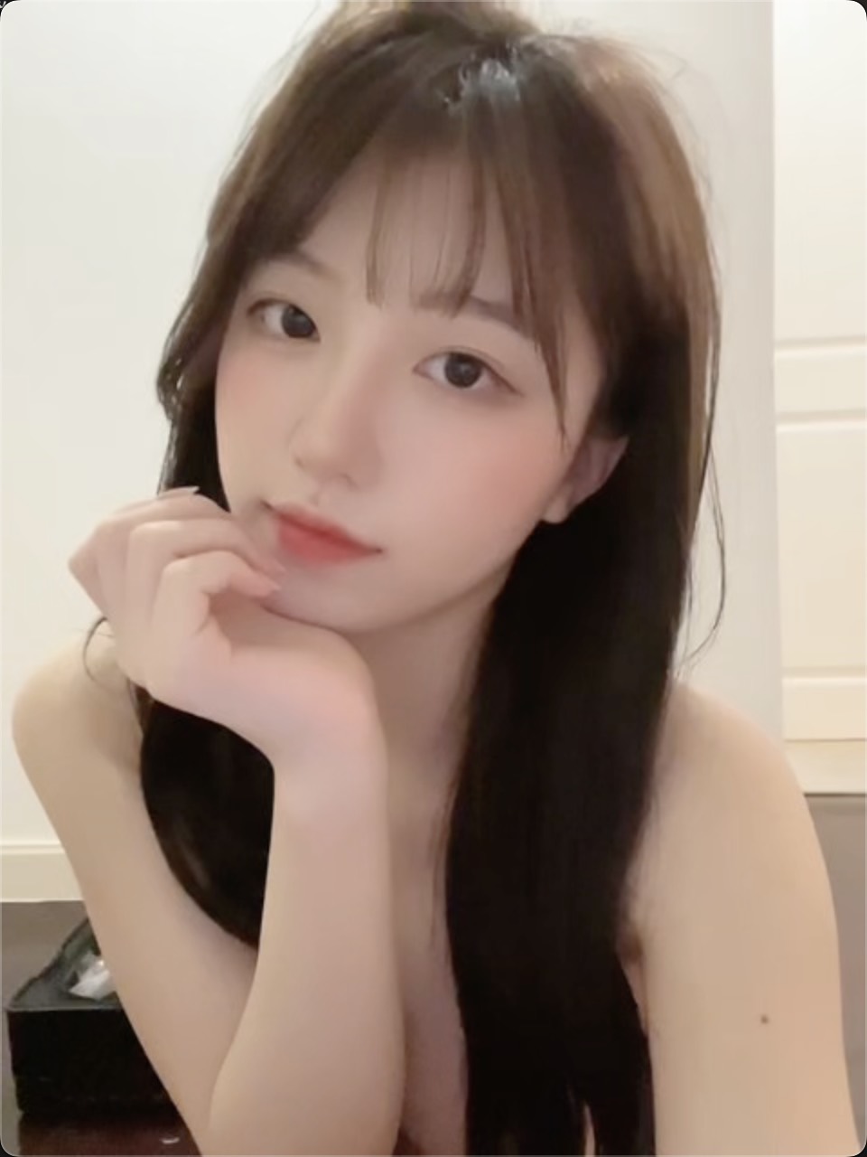高颜值网红外流，跟金主爸爸做爱与自慰视频，遭金主爸爸泄密到网上1