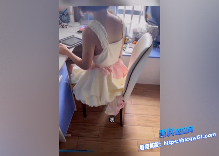 香港约炮大神约到超级可爱的高中生萝莉露脸口交做爱视频泄露还自己用圆珠笔自慰粉嫩白虎骚穴 图3
