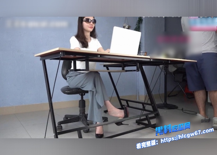 高校气质御姐老师沫沫调教校长视频泄露办公桌前加班黑色高跟挑足龟男校长色眯眯的盯着直接调教成公狗玉足踢裆高跟踩踏 图1