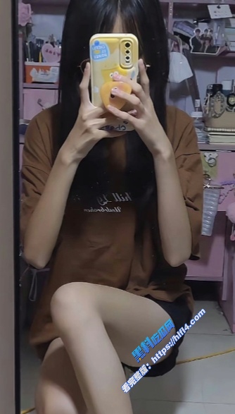 骚逼学生在宿舍里面自慰自拍 用铁棒子玩弄自己的骚穴 被舍友发现了 图1