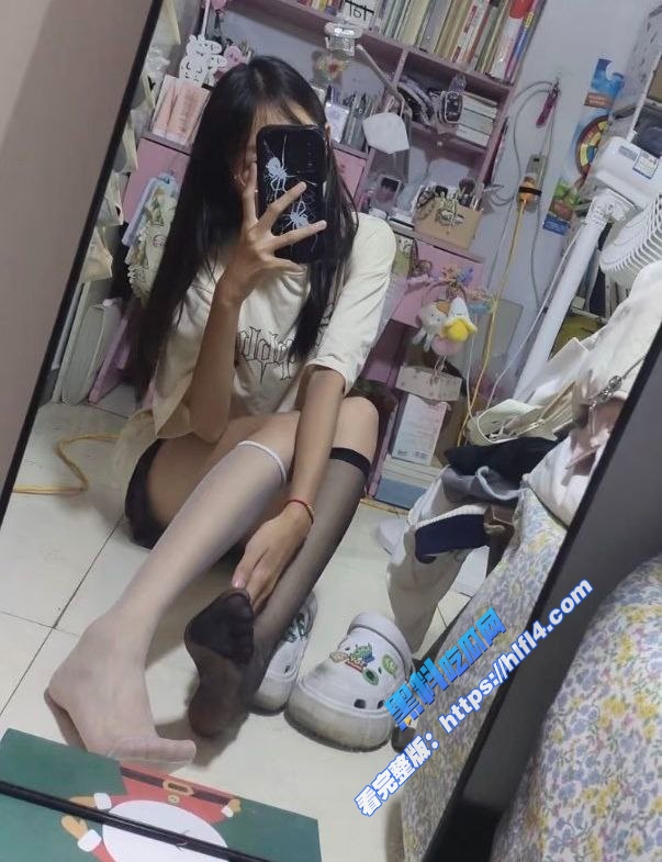 骚逼学生在宿舍里面自慰自拍 用铁棒子玩弄自己的骚穴 被舍友发现了 图2