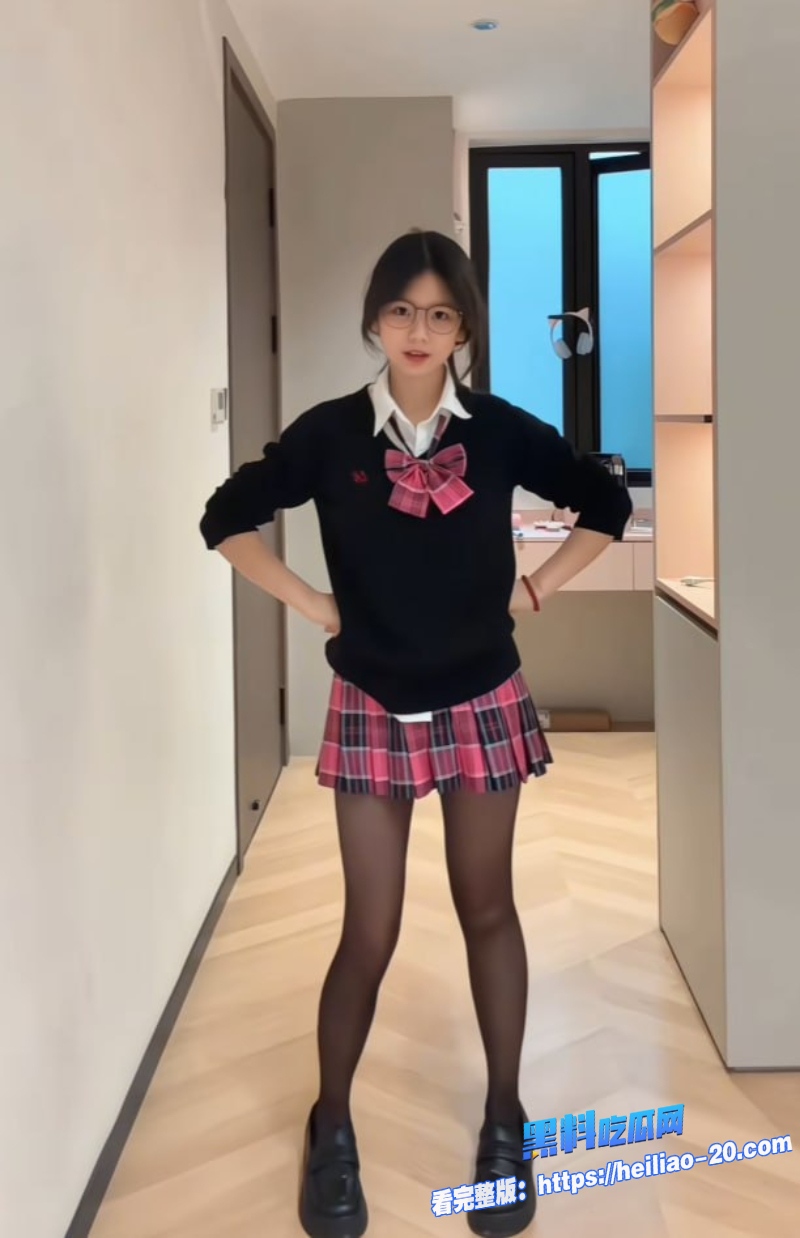 抖音小新百万粉甜系少女网红塌房遭金主曝光酒店线下不雅视频完美露脸实锤瘦小娇躯狂晃的样子反差感爆表 2