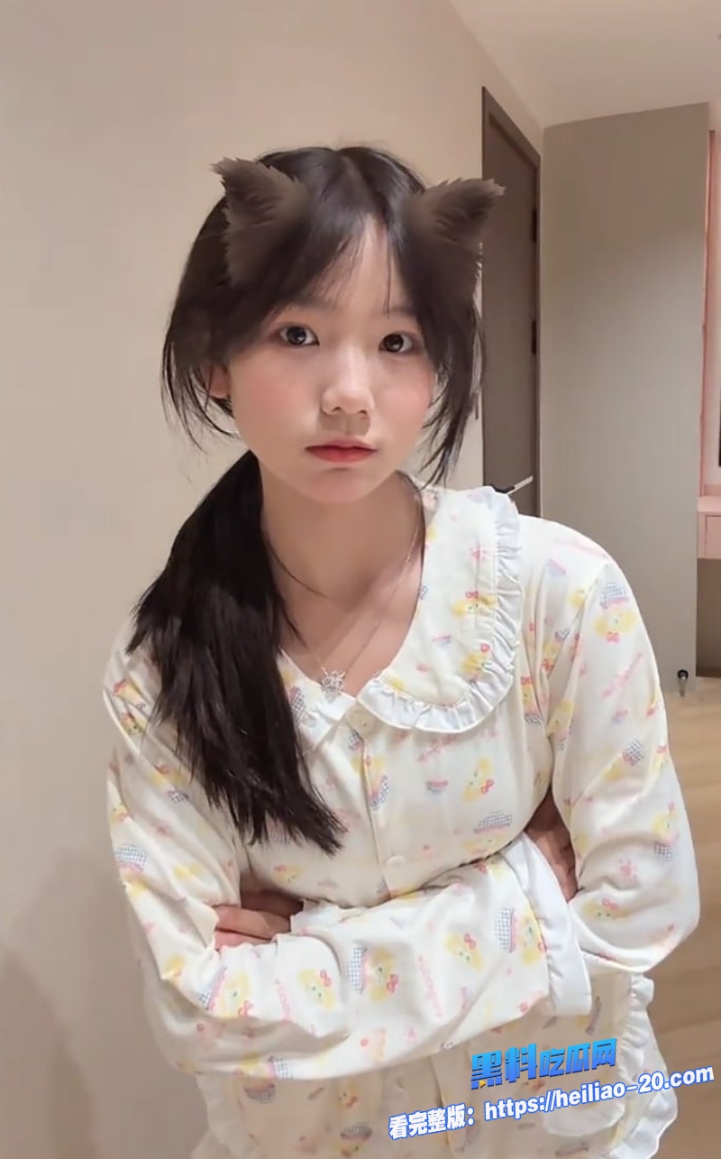 抖音小新百万粉甜系少女网红塌房遭金主曝光酒店线下不雅视频完美露脸实锤瘦小娇躯狂晃的样子反差感爆表 3