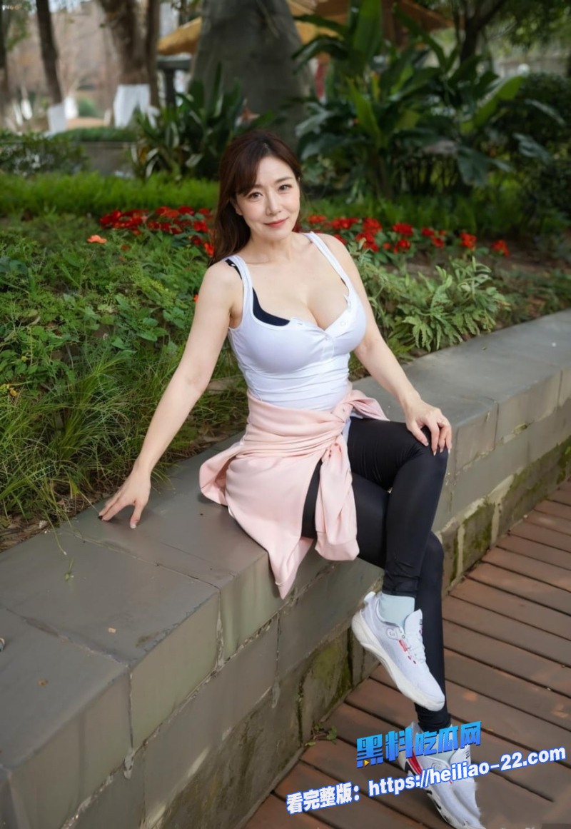 真实母子乱伦 趁爸爸熟睡儿子在厨房里将妈妈紧紧拥入怀中2