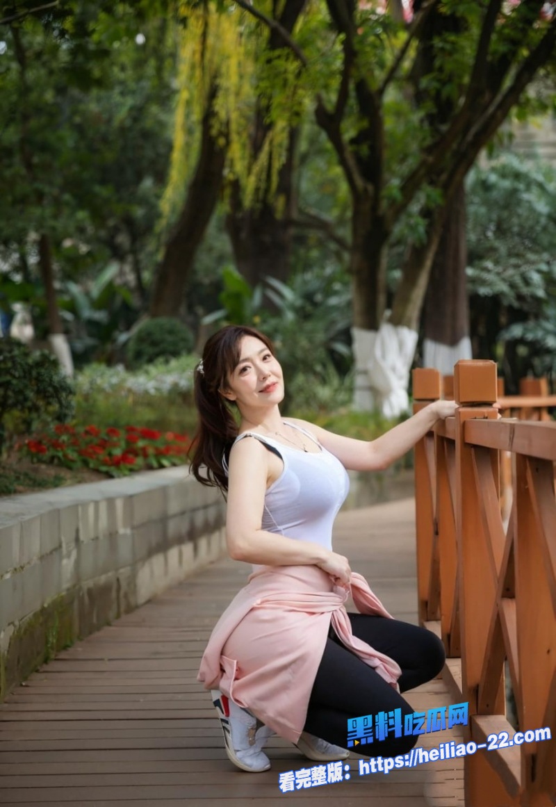 真实母子乱伦 趁爸爸熟睡儿子在厨房里将妈妈紧紧拥入怀中4
