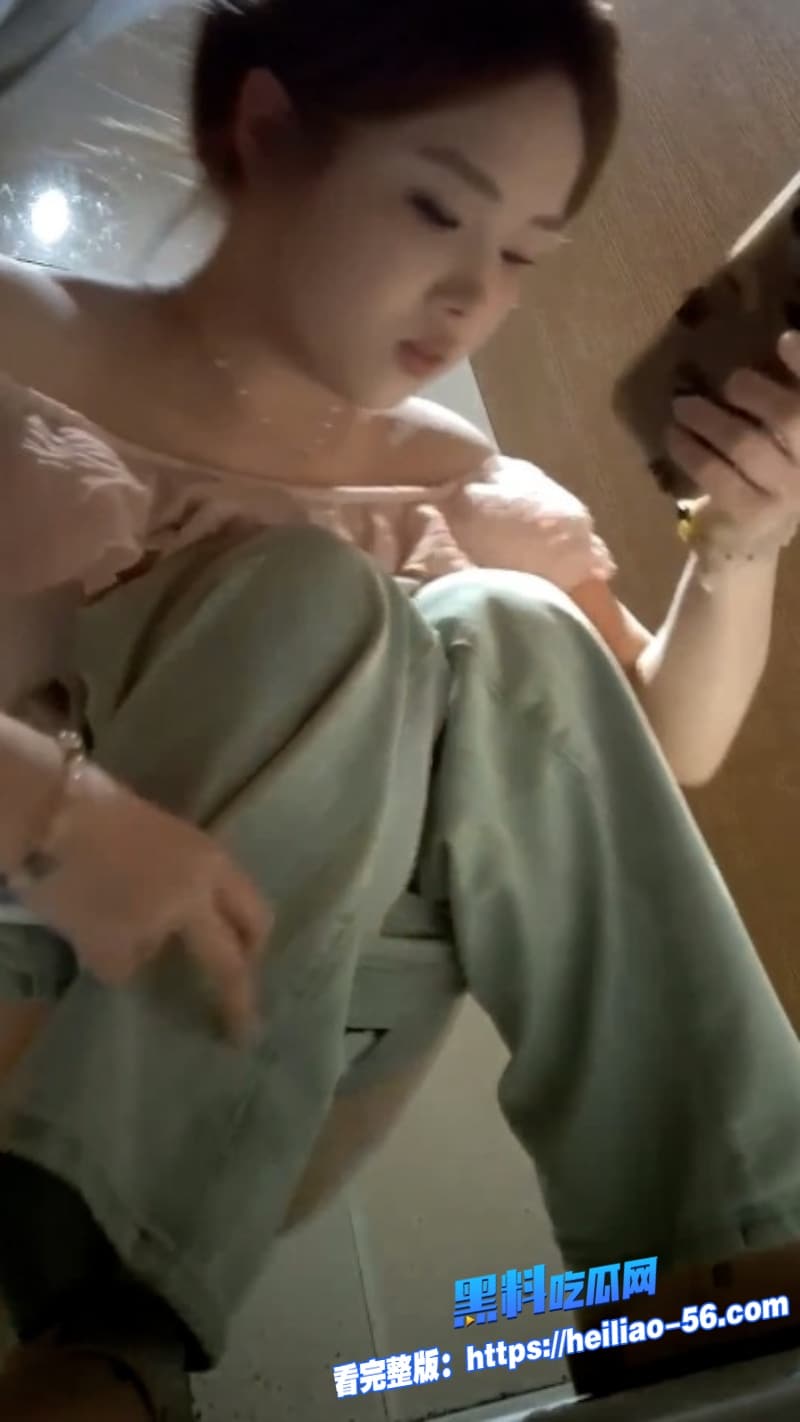 商场厕所偷拍视频疯传高颜值粉发美少女全程露脸脱裤狂喷热尿颜值爆表根本顶不住 9 商场厕所偷拍视频疯传高颜值粉发美少女全程露脸脱裤狂喷热尿颜值爆表根本顶不住 9