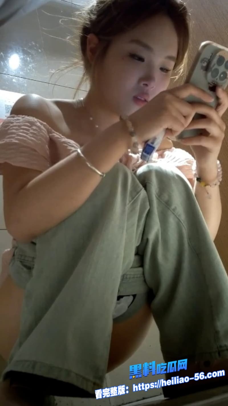 商场厕所偷拍视频疯传高颜值粉发美少女全程露脸脱裤狂喷热尿颜值爆表根本顶不住 10 商场厕所偷拍视频疯传高颜值粉发美少女全程露脸脱裤狂喷热尿颜值爆表根本顶不住 10