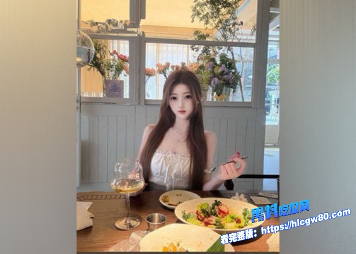 上海甜美名媛刘亚丽大尺度视频流出为伺候金主情趣女仆装口爆大屌配上开档丝袜诱惑感直接拉满呻吟阵阵不绝于耳 图1