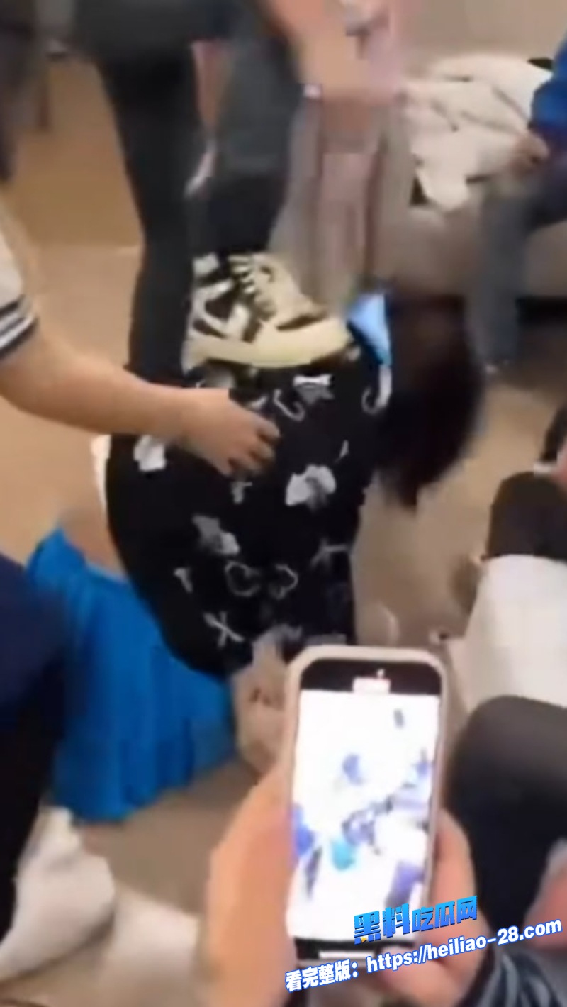 高街帝霸凌事件视频曝光精神小妹被一群人围住按在地上拳打脚踢哭着跪地求饶声音都抖了15 高街帝霸凌事件视频曝光精神小妹被一群人围住按在地上拳打脚踢哭着跪地求饶声音都抖了15