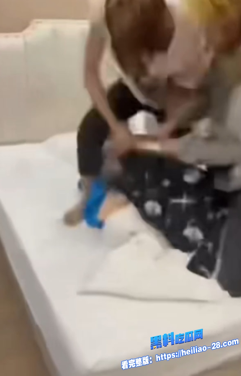高街帝霸凌事件视频曝光精神小妹被一群人围住按在地上拳打脚踢哭着跪地求饶声音都抖了20 高街帝霸凌事件视频曝光精神小妹被一群人围住按在地上拳打脚踢哭着跪地求饶声音都抖了20