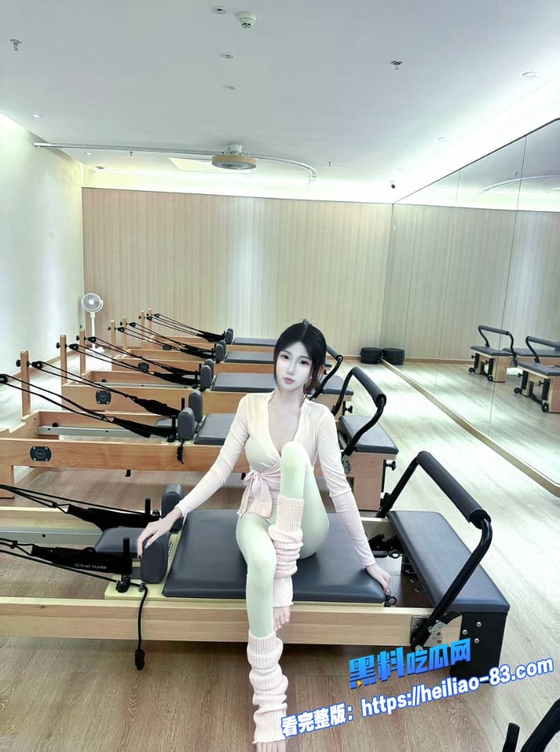 江南第一深情高清原创碎花裙清纯妹肥美的骚穴翘肥臀被后入猛干4 江南第一深情高清原创碎花裙清纯妹肥美的骚穴翘肥臀被后入猛干4