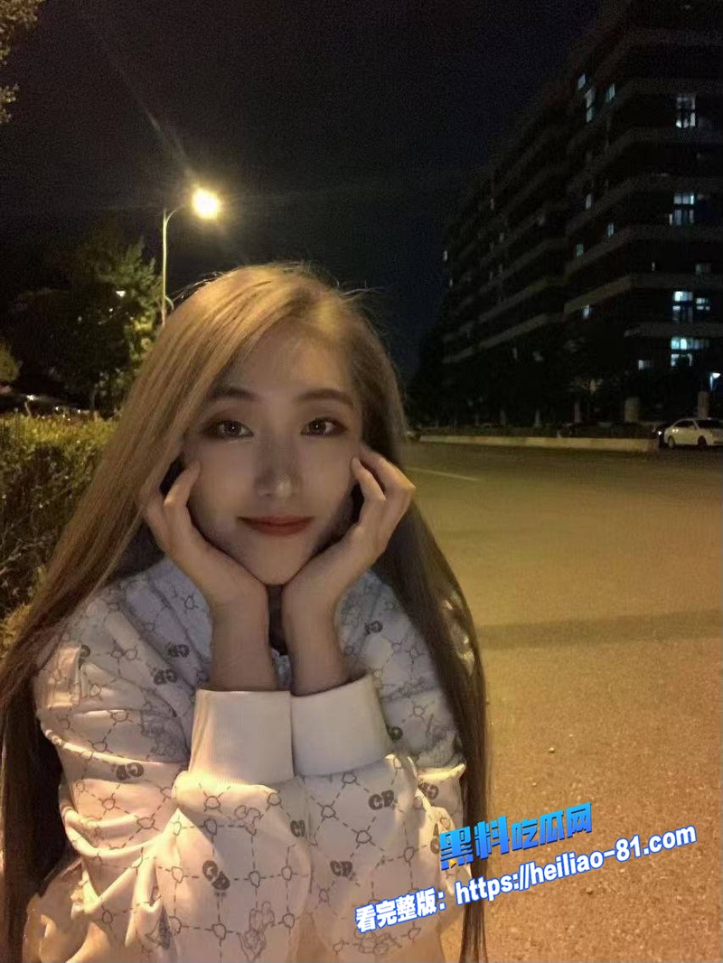 推特网红 是皂皂呀 性感黑丝足交 骚货直接用丝袜脚夹鸡巴猛撸 后面骑上去操得穴水直流图6