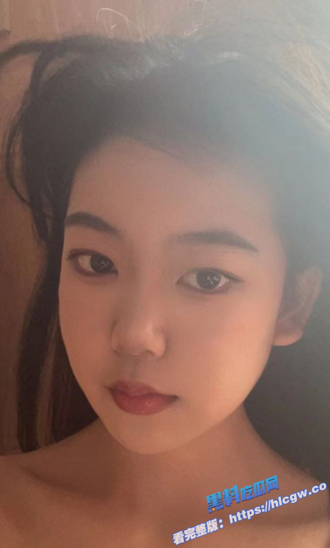 婴儿肥巨乳小萝莉 被金主爸爸调教成母狗 带口球 嘴叼避孕套 用震动棒自慰！图2