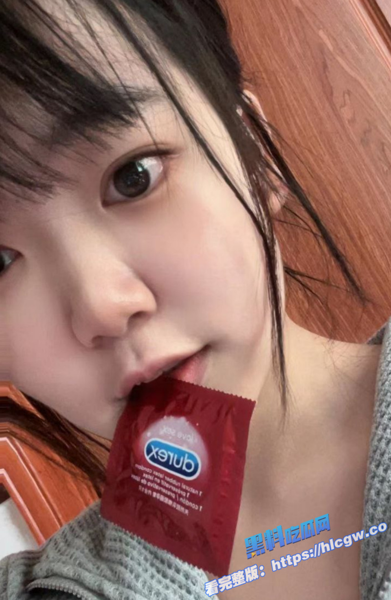婴儿肥巨乳小萝莉 被金主爸爸调教成母狗 带口球 嘴叼避孕套 用震动棒自慰！图4