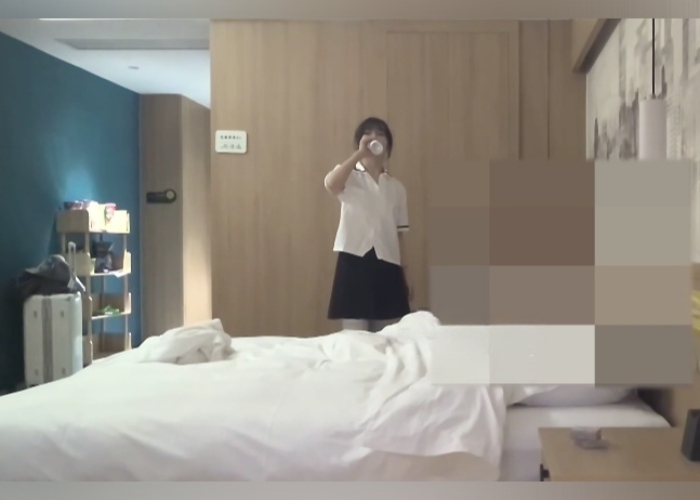 胖爷的奇妙之旅第二弹约炮大神300斤胖爷专攻05后白瘦美让各种嫩妹床上穿JK制服白袜丝袜暴力打桩3