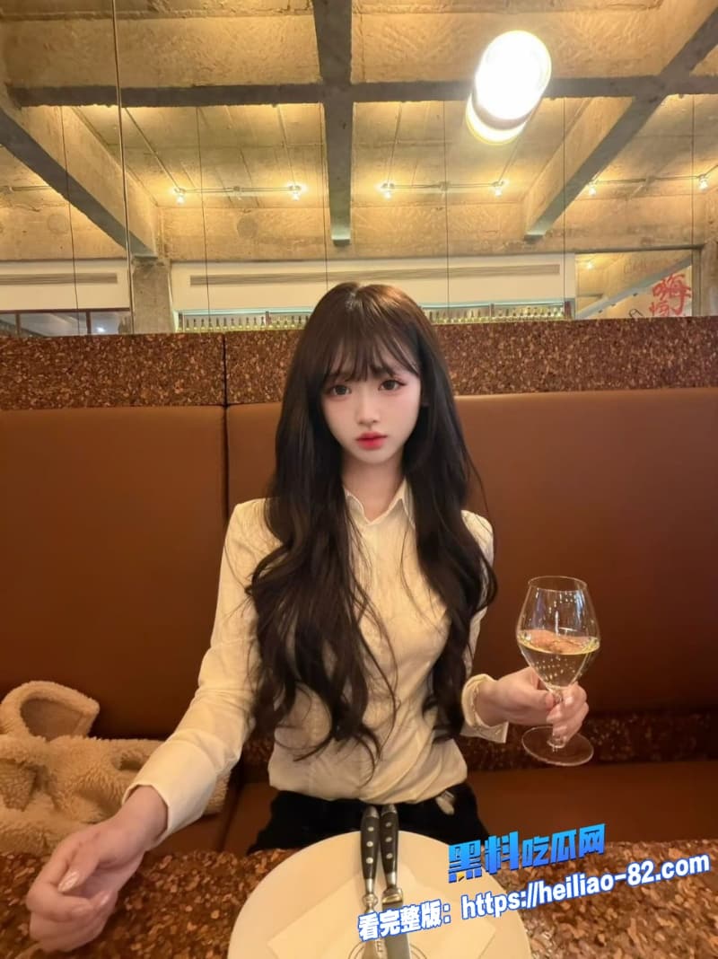 海角乱伦亲姐的诱惑酒后24岁骚姐姐彻底放开跪着给亲弟弟口爆吞精1