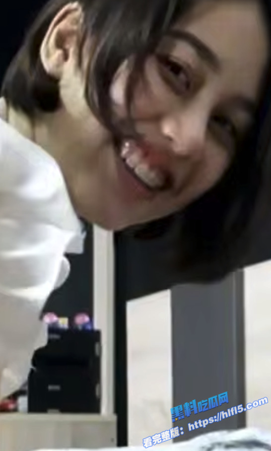 出租屋小情侣经典自拍，高颜值女主有点混血 自拍视频全程记录带劲2