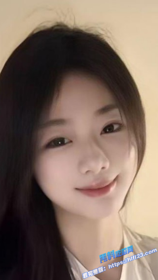 抖音网红 ibb 火辣写真席卷网络 大胆揉胸纹身吸睛 老头衫下性感若隐若现！1