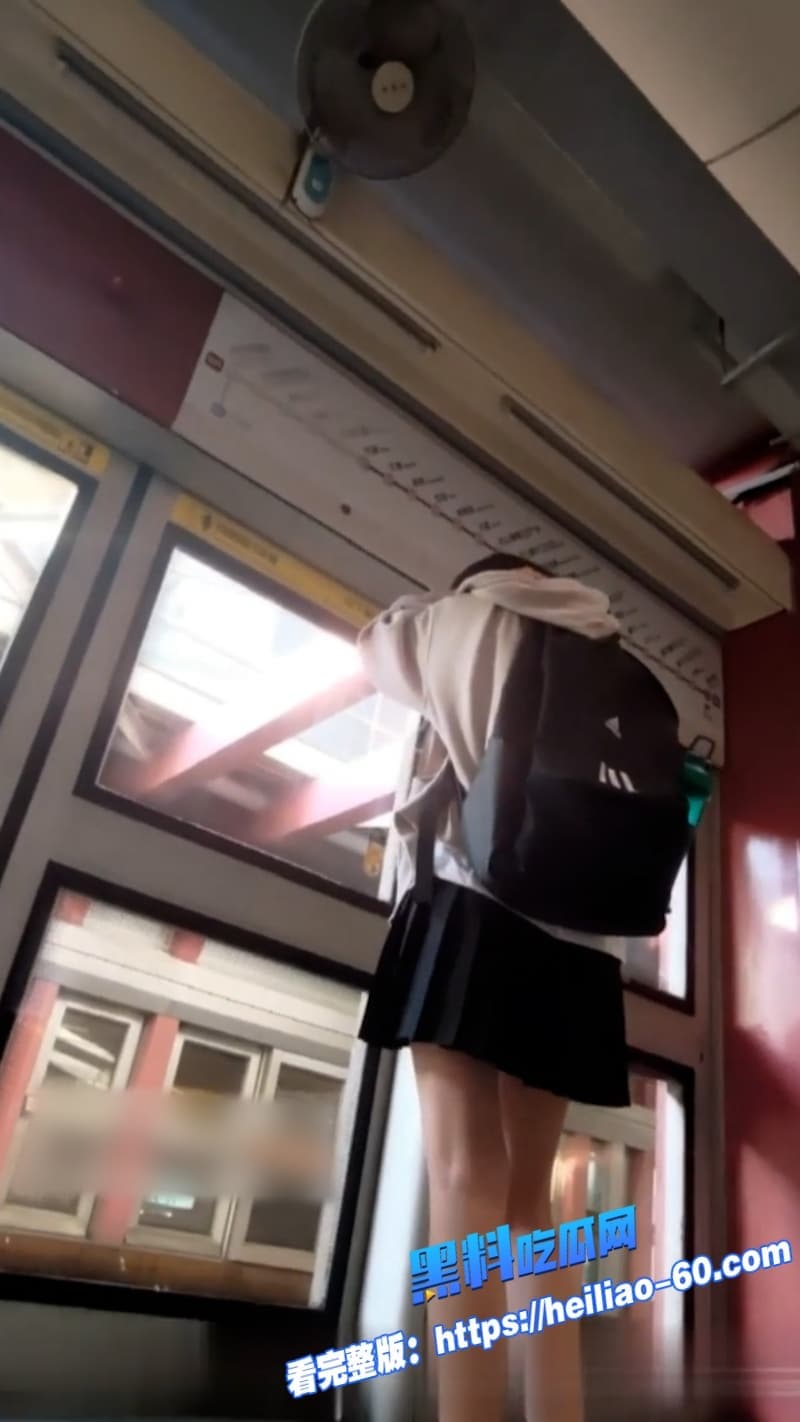 偷拍大神尾随前台妹子发现没穿内裤的无毛嫩逼 嫩得让人当场冲了 1