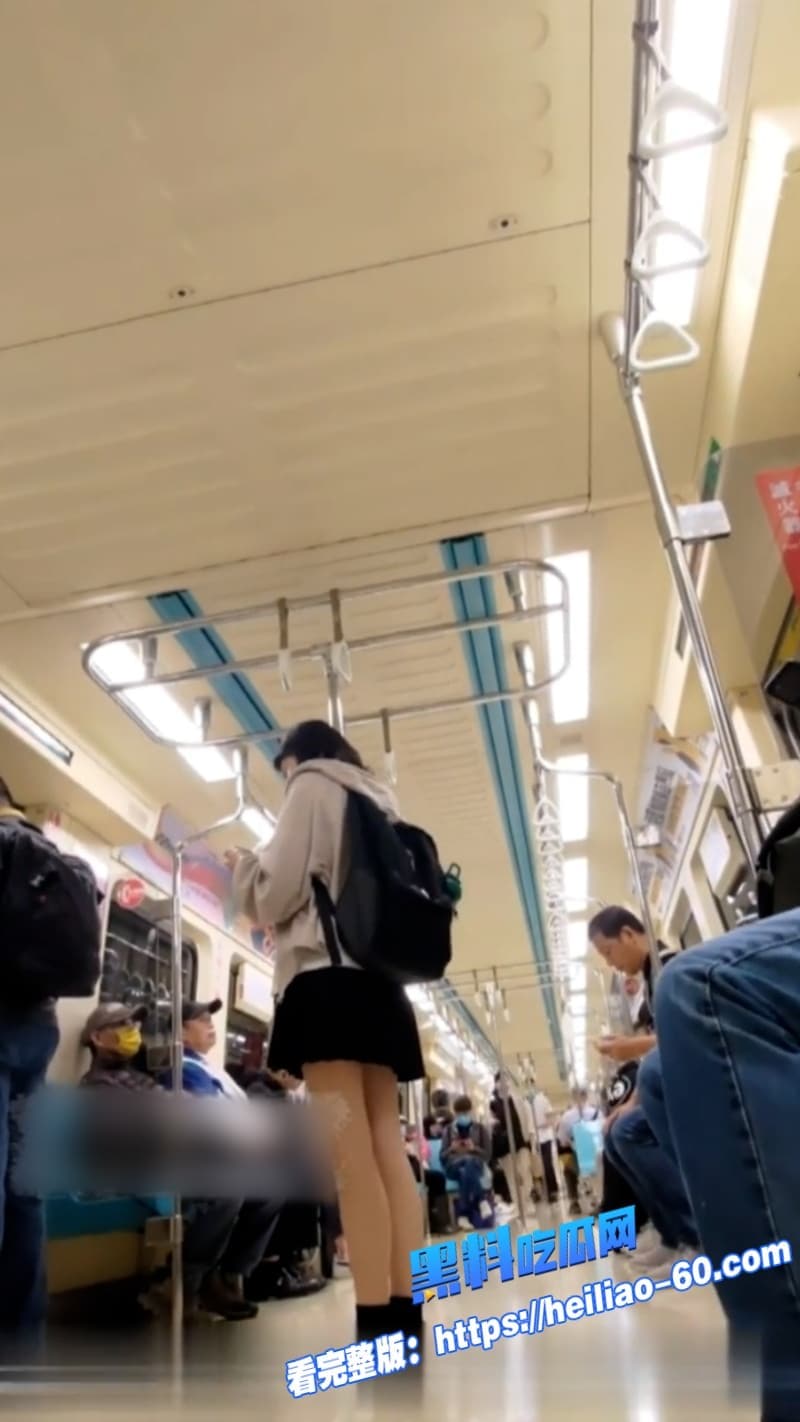 偷拍大神尾随前台妹子发现没穿内裤的无毛嫩逼 嫩得让人当场冲了 2