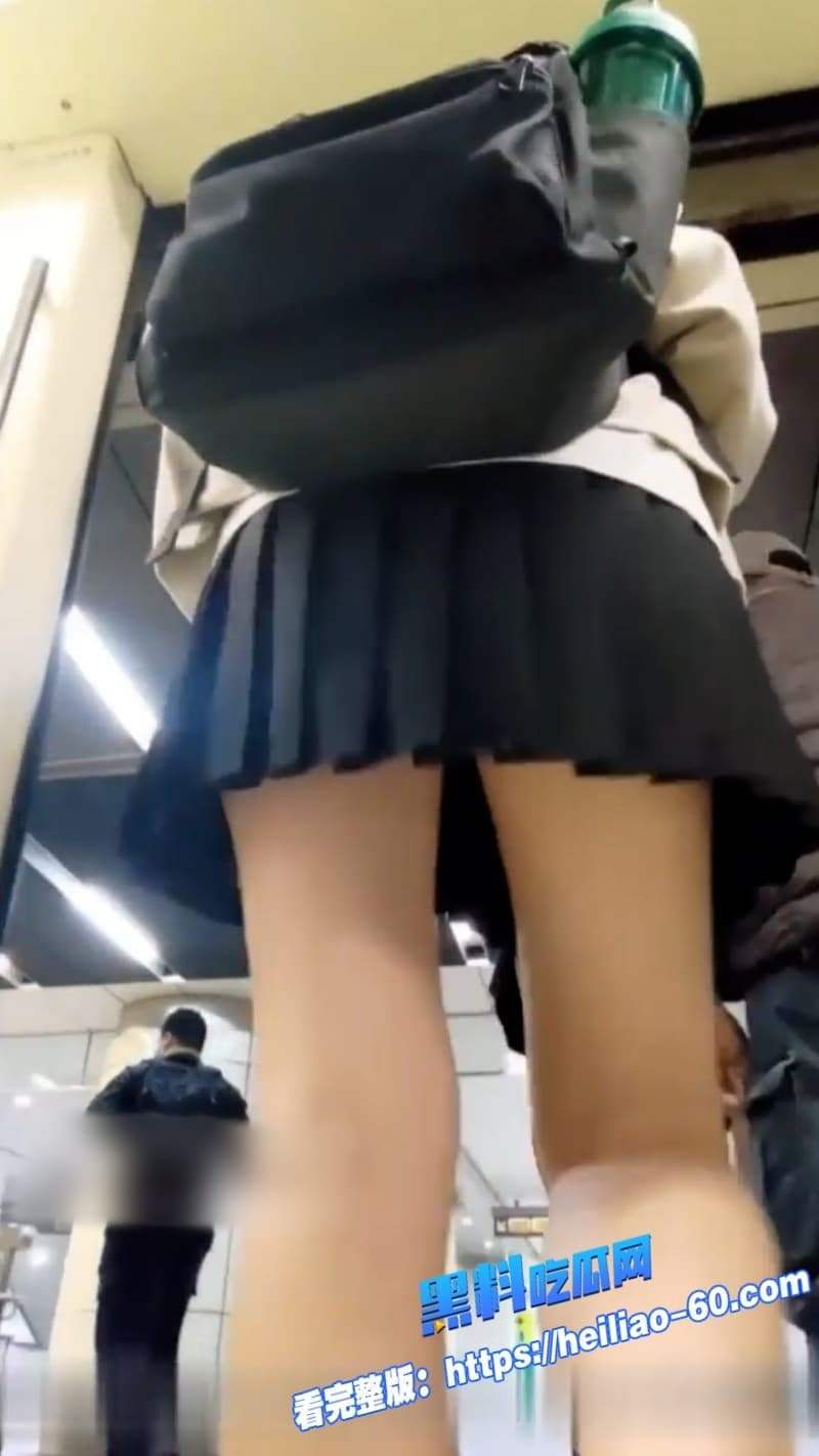 偷拍大神尾随前台妹子发现没穿内裤的无毛嫩逼 嫩得让人当场冲了 3