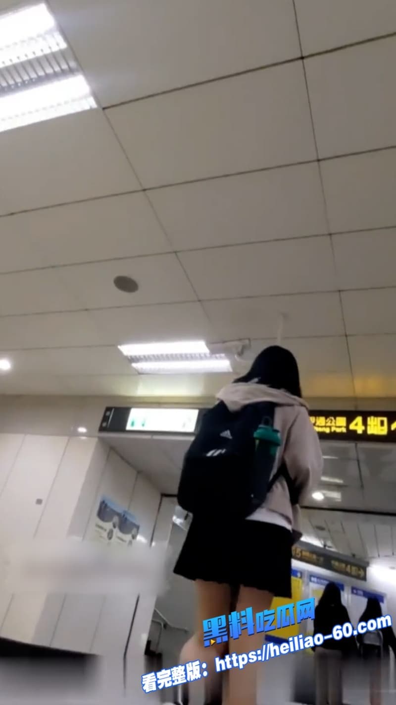 偷拍大神尾随前台妹子发现没穿内裤的无毛嫩逼 嫩得让人当场冲了 4