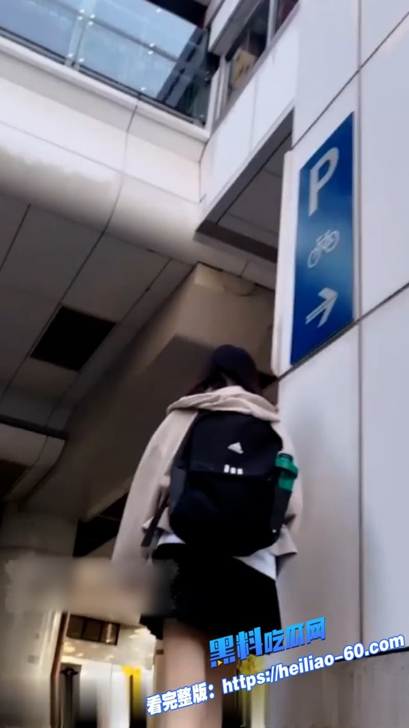 偷拍大神尾随前台妹子发现没穿内裤的无毛嫩逼 嫩得让人当场冲了 9