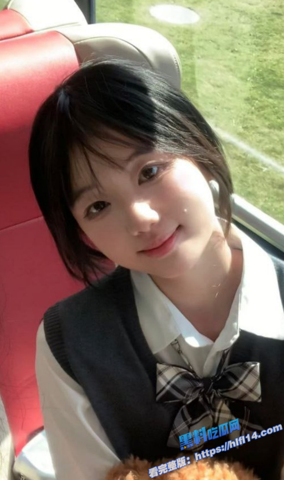 广州某大学生在宿舍里面寂寞难耐自拍自慰给男友看，颜值非常清纯的妹子1