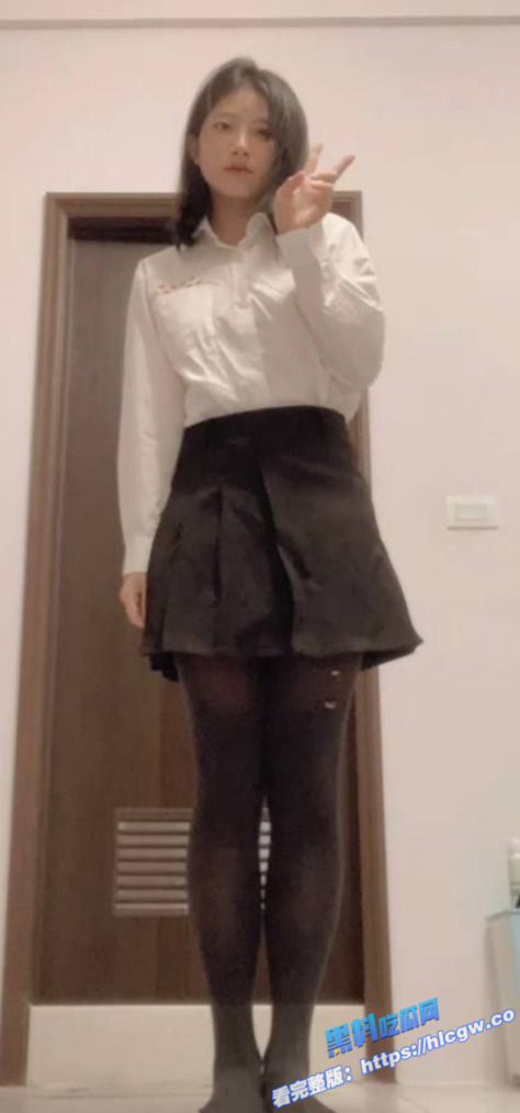 台湾大学生母狗 萱儿 自拍调教狗爬展示 双穴特写 高冷气质如此下贱 简直让人目瞪口呆！图3