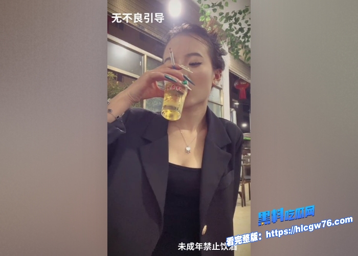 快手擦边精神小妹网红牙不齐燃妹妹榜一大哥定制私拍流出水晶阳具自慰口交表情非常骚浪挑逗味十足5