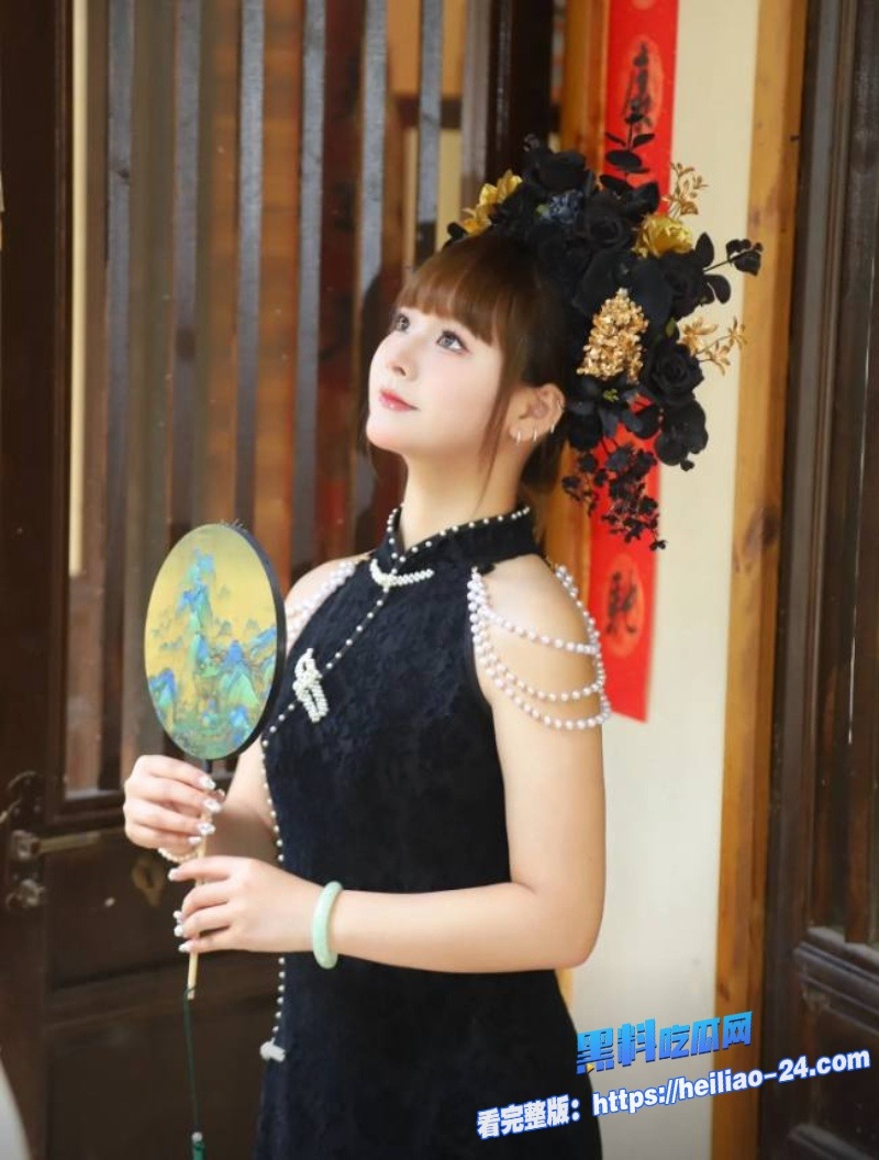 姐弟乱伦穿粉色短裙骚姐姐疯狂输出对着镜头展示骚逼给弟弟足交被弟弟猛抽插吸干太疯狂了 2