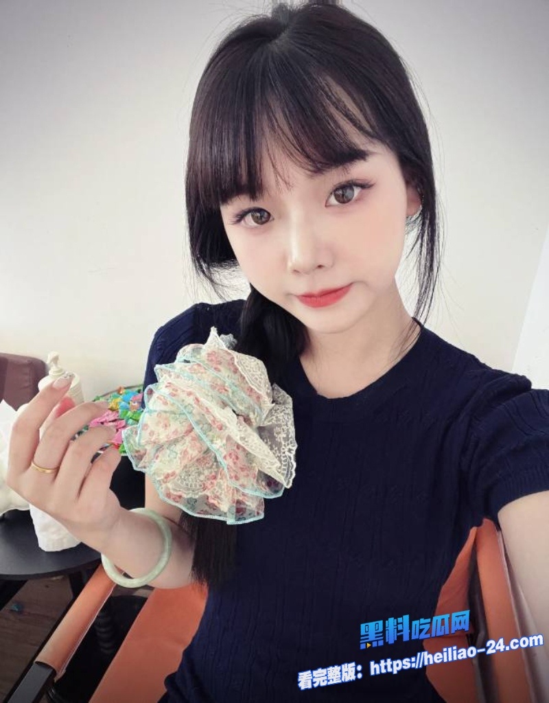 姐弟乱伦穿粉色短裙骚姐姐疯狂输出对着镜头展示骚逼给弟弟足交被弟弟猛抽插吸干太疯狂了 3