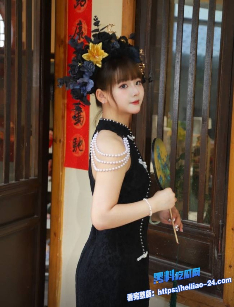 姐弟乱伦穿粉色短裙骚姐姐疯狂输出对着镜头展示骚逼给弟弟足交被弟弟猛抽插吸干太疯狂了 4