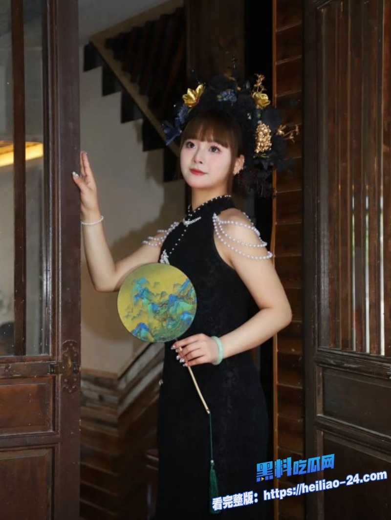 姐弟乱伦穿粉色短裙骚姐姐疯狂输出对着镜头展示骚逼给弟弟足交被弟弟猛抽插吸干太疯狂了 5