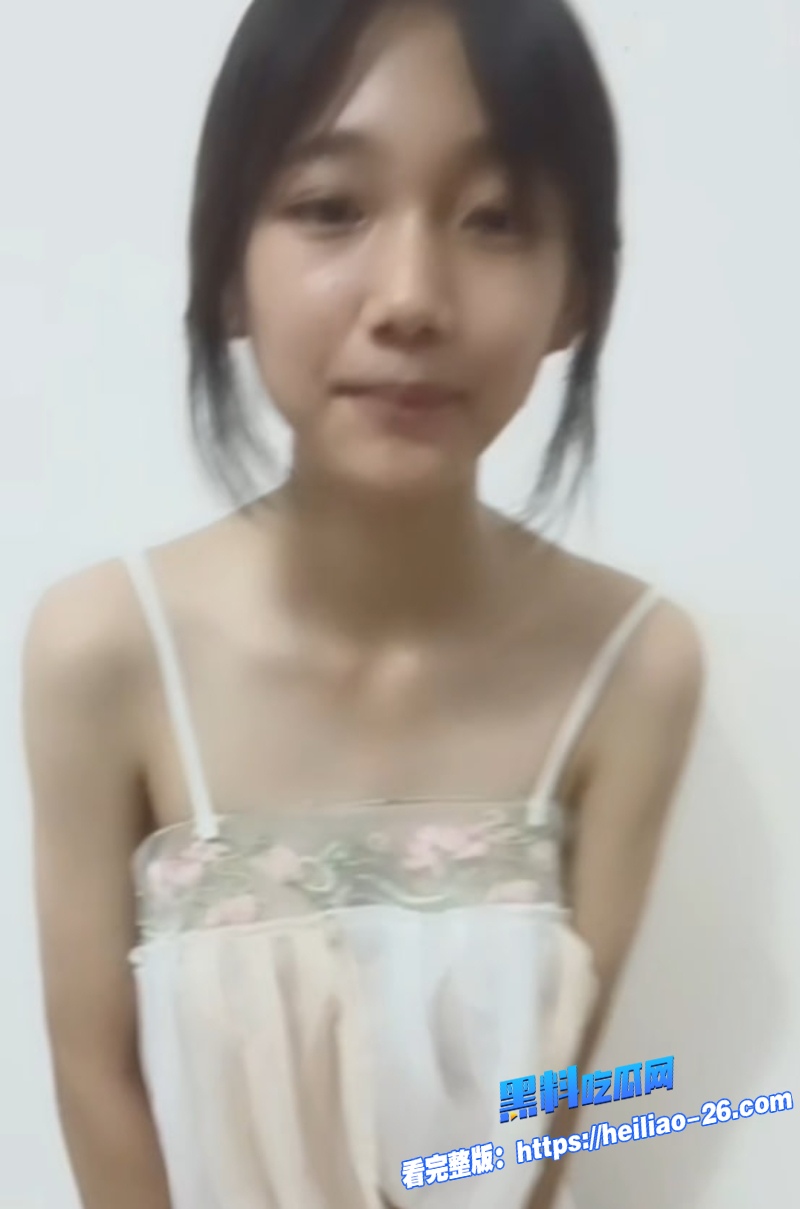 极品嫩妹小耐一对一露脸裸聊视频流出3
