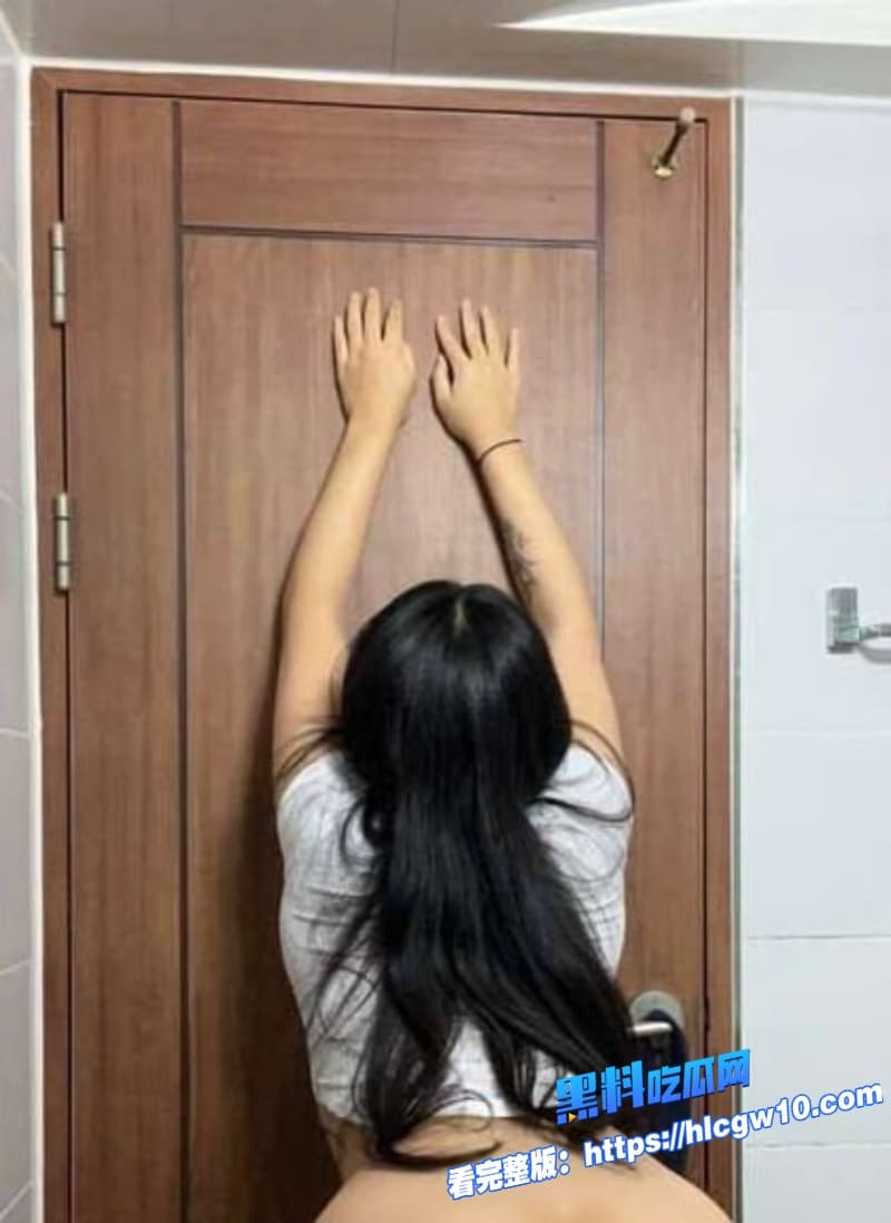 李芷霖反差炸裂巨乳女友酒店被金主干到哭浴室湿身楼梯自慰床上吃鸡视频流出4