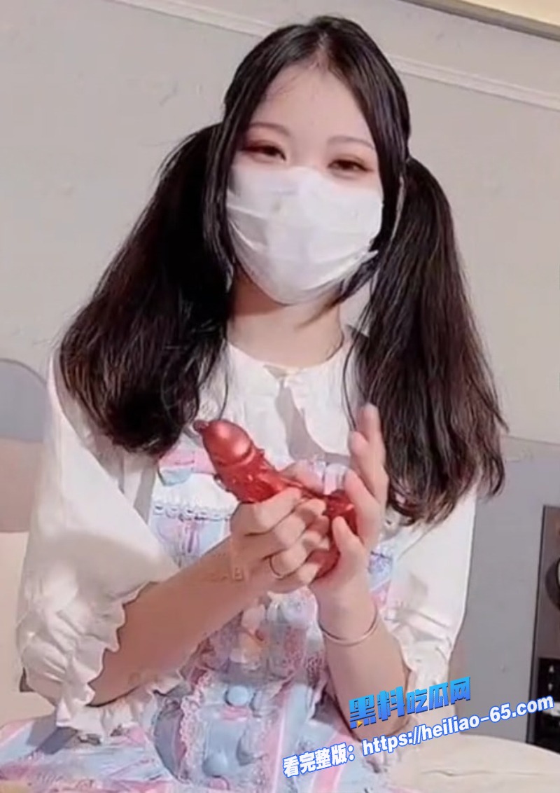 溏心Vlog米娜学姐被猥琐大叔骗玩新买的玩具肉棒5 溏心Vlog米娜学姐被猥琐大叔骗玩新买的玩具肉棒5