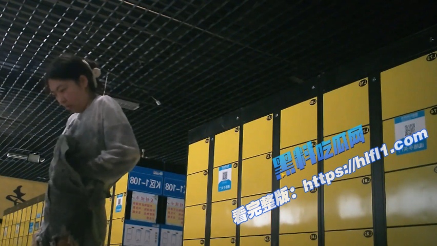 高清浴室偷拍！水上乐园淋浴更衣室 泳客淋浴可爱眼镜妹奶子圆润逼毛性感！9