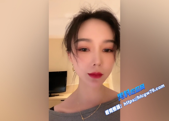 套路直播颜值天花板女王筱月高清裸足调教男奴直播回放流出口水踩踏舔脚M男必看福利 图2